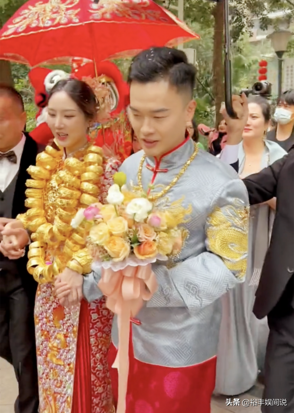 恭喜！千萬級網紅“小剛學長”大婚，新娘脖子處掛50多個龍鳳鐲