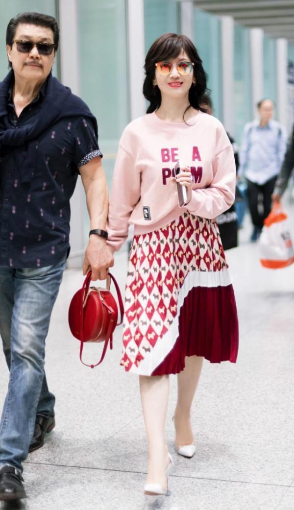 趙雅芝真鍾情於少女風，穿粉嫩衛衣配狗狗裙，與丈夫同框像兩代人