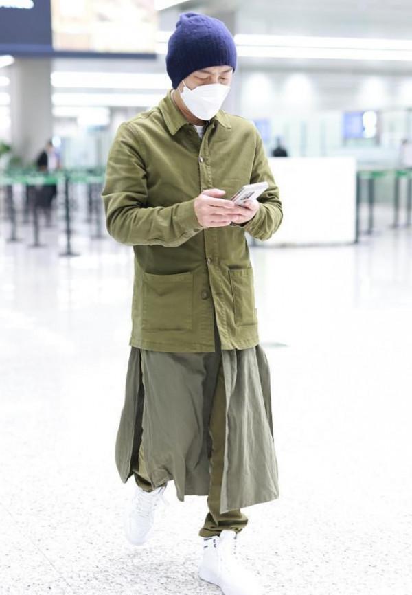 張衛健穿麵包服似“小巨人”，夾克裡面套件衛衣，這是有多怕冷