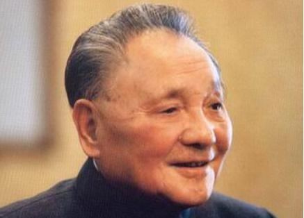 1981年華國鋒辭職，鄧小平升任軍委主席，主持華北大演習震驚中外