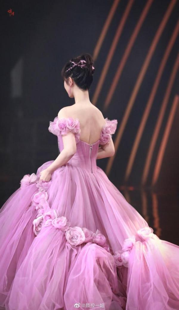 楊紫穿上紫色紗裙，就像墜入凡間的公主