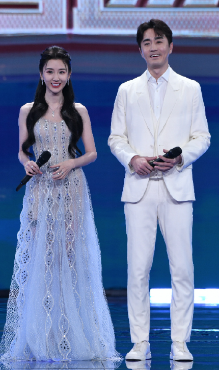 毛曉彤楊玏跨年舞臺路透釋出！衣著清爽太敬業，粉紅泡泡冒不停