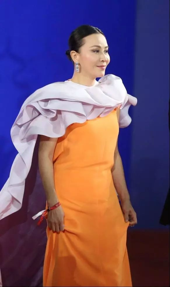 明星造型“尷尬史”:有人像荷包蛋,有人醜似女巫,有人老10歲 明星造型“尷尬史”:有人像荷包蛋,有人醜似女巫,有人老10歲