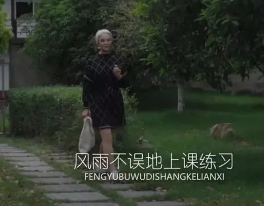 “白髮模女”於書:兩度癱瘓、被前夫拋棄、一夜白髮:前半生狼狽不堪,後半生卻光芒萬丈 “白髮模女”於書:兩度癱瘓、被前夫拋棄、一夜白髮:前半生狼狽不堪,後半生卻光芒萬丈