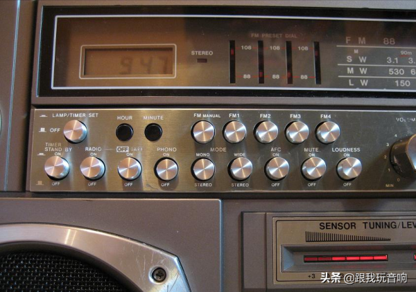 一款漂亮的80年代行動式音響 貝斯頓Beston 4000 收音機 錄音機 一款漂亮的80年代行動式音響 貝斯頓Beston 4000 收音機 錄音機