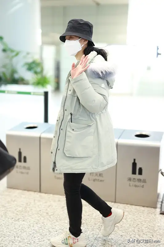 胡可罕見走機場，穿棉服緊身褲卻翻車，暴露身材缺點柯基腿太路人