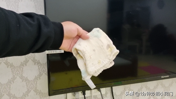 電視螢幕髒了別亂擦，教你清潔方法，擦得乾淨還不易落灰，真厲害