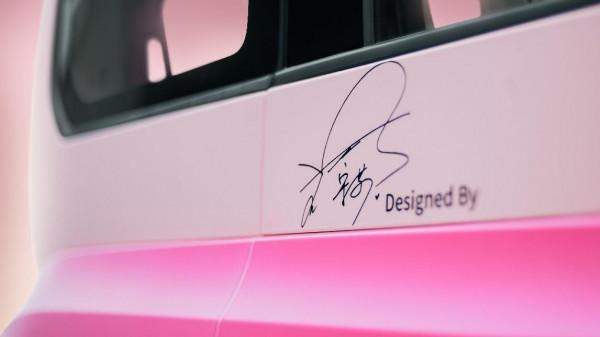 粉紅的回憶!KiWi EV宋茜定製車亮相,命名“豬小八”,少女感爆棚 粉紅的回憶!KiWi EV宋茜定製車亮相,命名“豬小八”,少女感爆棚