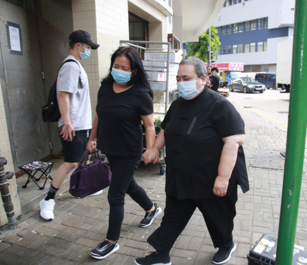 何鴻燊逝世,何超蓮手託著媽咪入場,何超盈何猷啟各抱愛女入場 何鴻燊逝世,何超蓮手託著媽咪入場,何超盈何猷啟各抱愛女入場