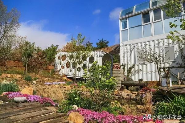 他賣掉城裡的房子，包了個山頭，打造集裝箱陽光房、小木屋、花園