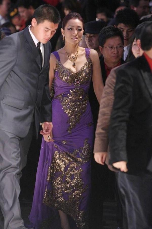 鞏俐從不刻意顯瘦，穿裙裝卻挺有高階感，紫色搭亮片看著也不俗氣