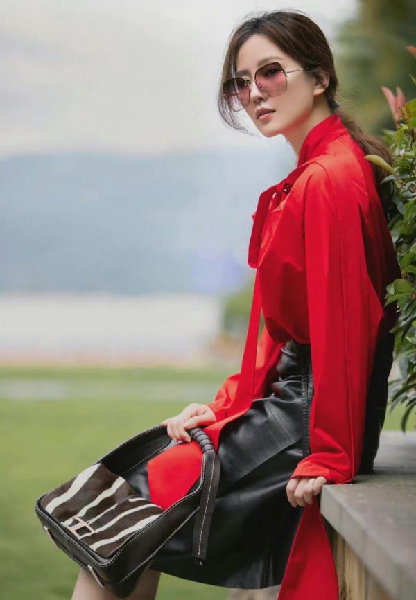 劉詩詩最新代言太牛!穿中國紅新風格開掛,徹底擺脫“人淡如菊” 劉詩詩最新代言太牛!穿中國紅新風格開掛,徹底擺脫“人淡如菊”