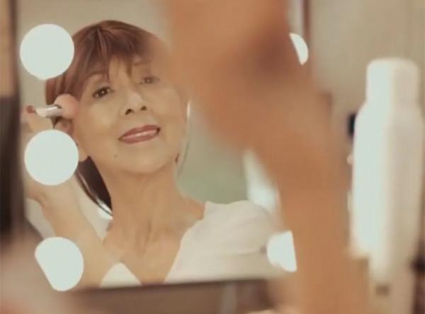 80歲網紅奶奶活成“少女”，粉絲千萬：愛自己的女人，會發光