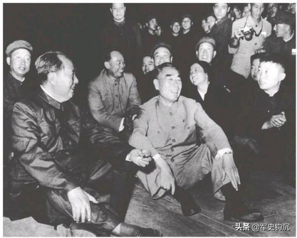我軍突破長江,蔣介石劃江而治美夢破滅,毛主席:緝拿匪首蔣介石 我軍突破長江,蔣介石劃江而治美夢破滅,毛主席:緝拿匪首蔣介石