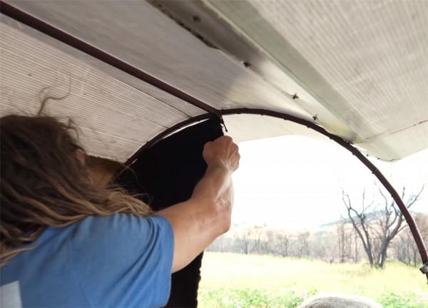 他住在2㎡破舊三輪車中，養4只羊為伴，邊牧羊邊流浪轉眼已過12年