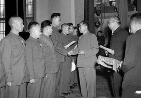 55年,周總理授銜結束,臺下還站著一人,問其原因:沒念我的名字 55年,周總理授銜結束,臺下還站著一人,問其原因:沒念我的名字