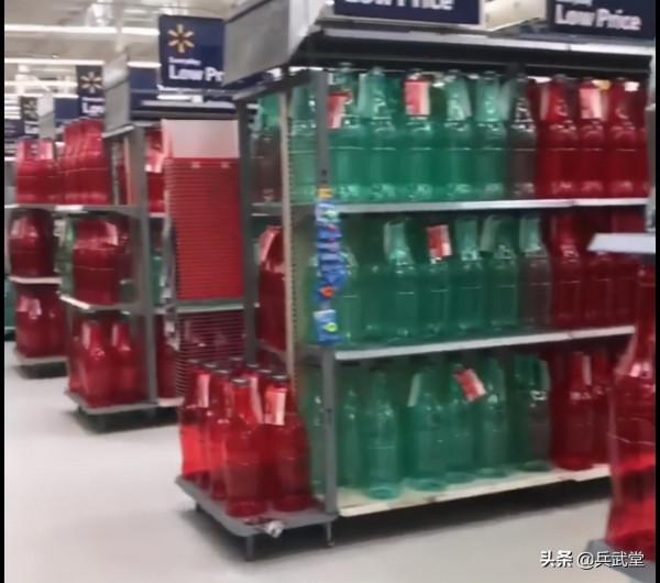 美國超市貨物短缺解決了？用塑膠瓶代替貨物，拿著美金原地觀賞