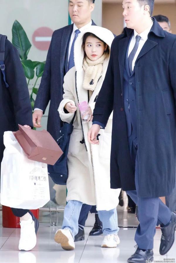 韓星街拍 | 蛀牙警告！IU的街拍怕是比她的歌還要甜