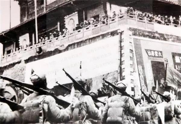 敵軍突然出現,炊事員急中生智,化解了一場災難,我軍大獲全勝 敵軍突然出現,炊事員急中生智,化解了一場災難,我軍大獲全勝