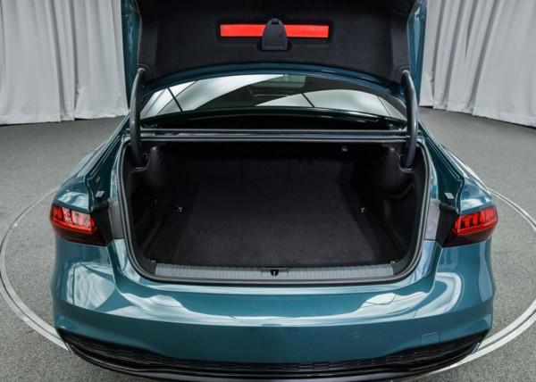 把溜背去掉的奧迪A7L，3&period;0T輕混動力強，但為何不選A8？