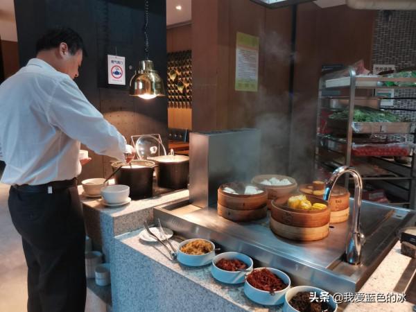 在北京入住第二家酒店自助餐廳裡的早餐