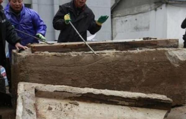 安徽工地挖出紅棺，墓主人散發奇特香味，難道女屍就是香妃？