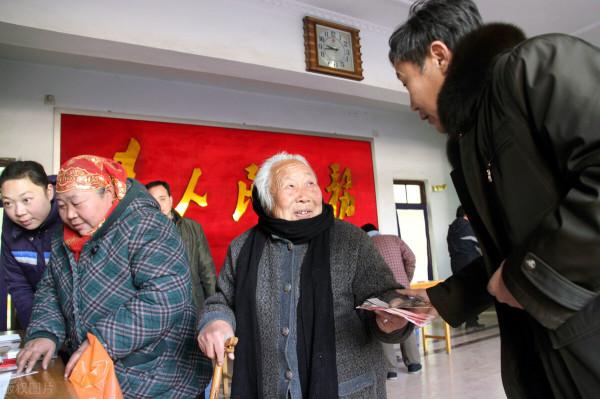 8地漲幅過百，又一地農村低保將上調，每月950元！3類人或遭清退