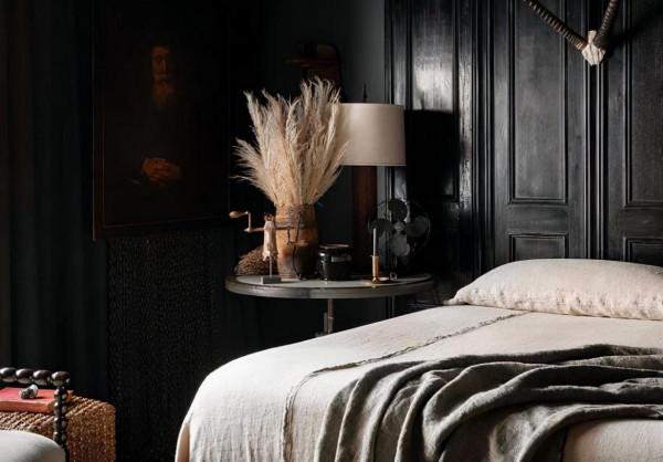 黑色牆壁搭配復古風格展現孟菲斯風格的家