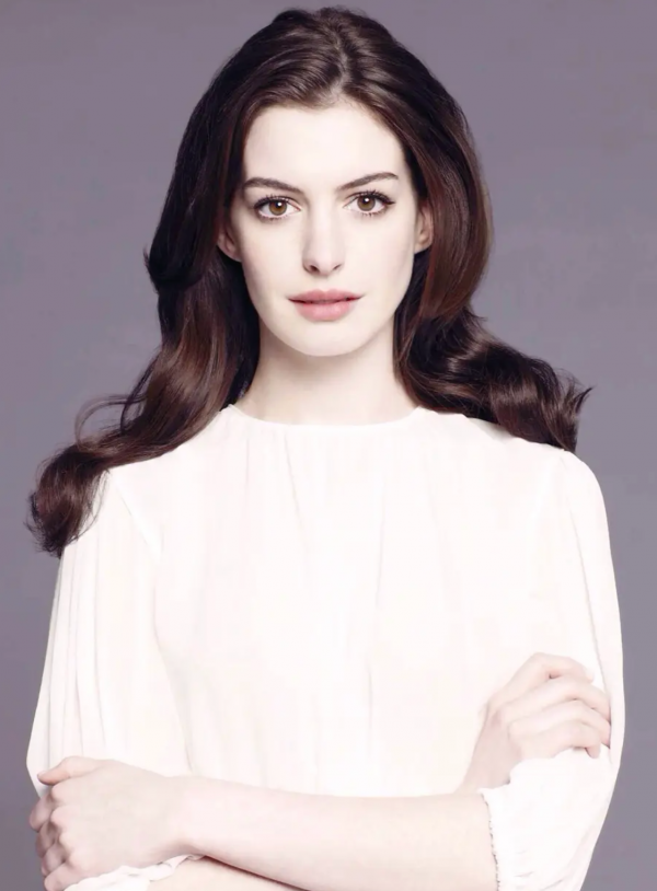 38歲安妮海瑟薇狀態太好，短髮配墨鏡氣質幹練，戴的皮手套太酷了