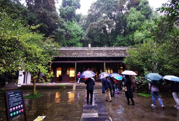 遊覽千年前臥龍隱居之地 遊覽千年前臥龍隱居之地