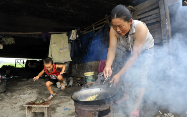 安徽農民浙江打拼拾荒,一家5口蝸居無水無電橋洞,最窮時僅20元 安徽農民浙江打拼拾荒,一家5口蝸居無水無電橋洞,最窮時僅20元