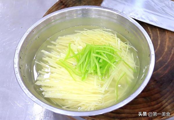 酸辣土豆絲想要做得好吃,切記不要直接下鍋炒,廚師長教你如何做 酸辣土豆絲想要做得好吃,切記不要直接下鍋炒,廚師長教你如何做