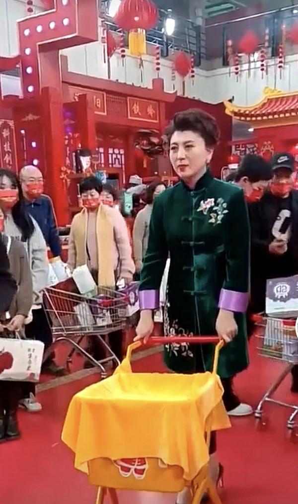 遼寧春晚彩排曝光，馮鞏被眾人簇擁人氣高，張同學與郭冬臨演小品