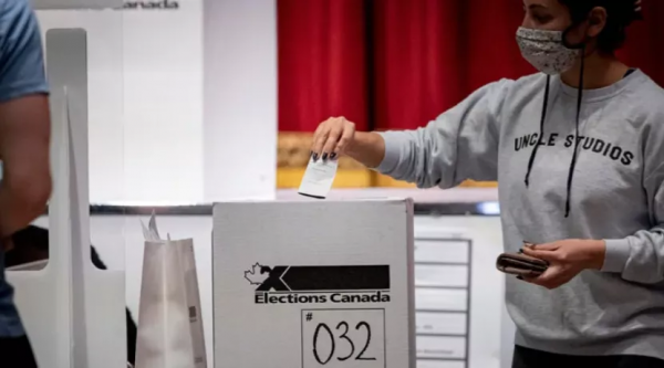 加拿大全民出動 大排長龍為投票 華人空前踴躍 特魯多1家5口被圍住