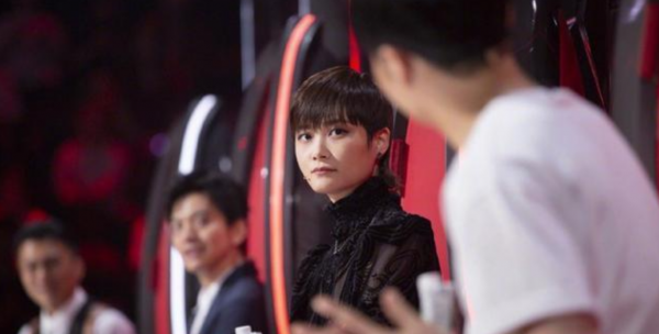 張傑送鬱可唯《快女》號牌掀回憶殺，如今超女、快女誰混出頭了？