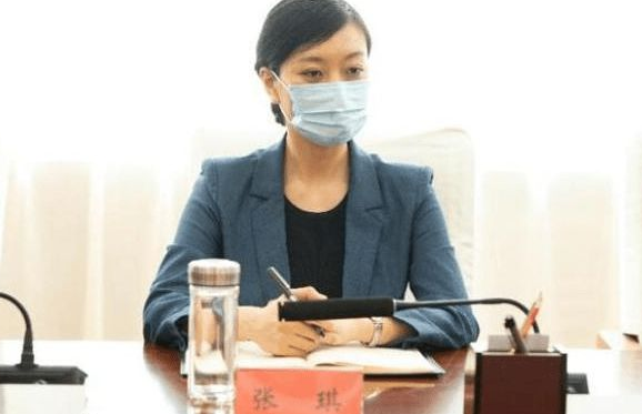 34歲清華女博士當縣長，家庭背景隨之曝光，怪不得前途無量