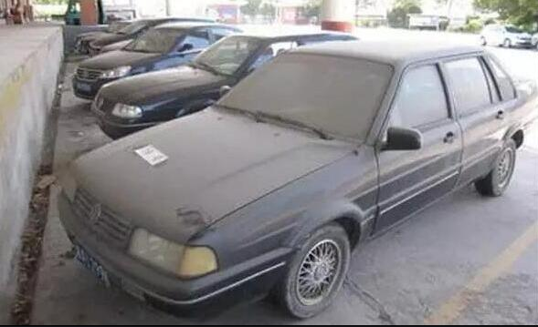 汽車引擎驚現大蜥蜴，車主當場嚇暈，網友：還好人沒事