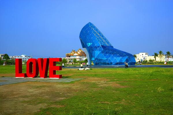 嘉怡公園內一奇特建築，為巨型玻璃高跟鞋，閃亮好看成網紅聖地