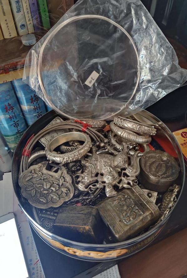 梅縣謝伯花10萬元買個仿清代筆筒，竹片加水泥製成？還說不後悔