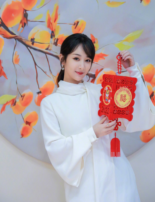 楊紫元宵節造型來啦！穿白色連衣裙還提著燈籠，節日氛圍拉滿了