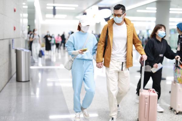 何超蓮真是富家千金，運動套裝穿出高階範，牽手竇驍力破分手傳聞