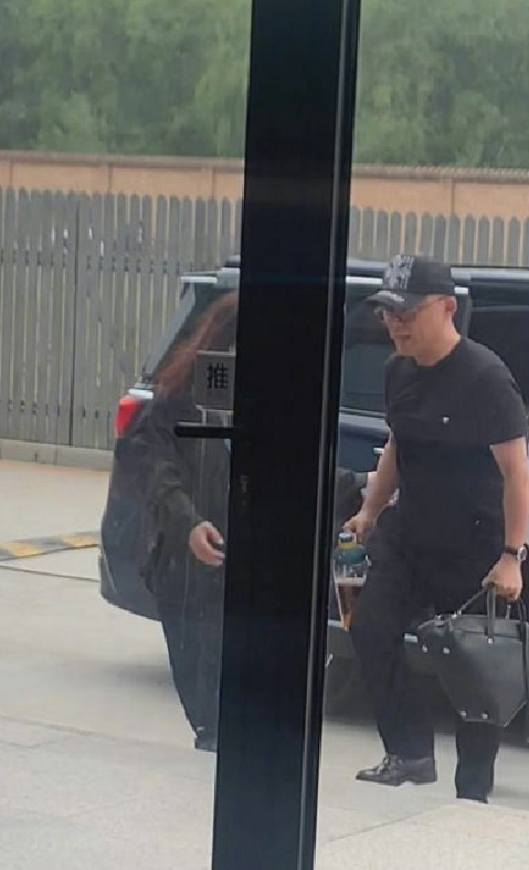 何炅兩季節目主持人身份被孟非取代,網友此前爆料早見端倪 何炅兩季節目主持人身份被孟非取代,網友此前爆料早見端倪