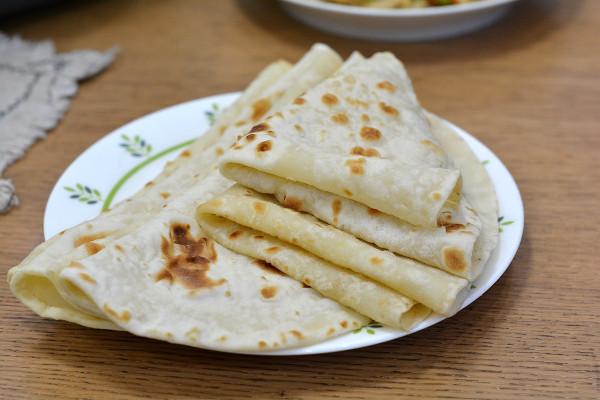 2分鐘出鍋的烙薄餅，又軟又香卷著吃，用涼水還是熱水揉麵不挑剔