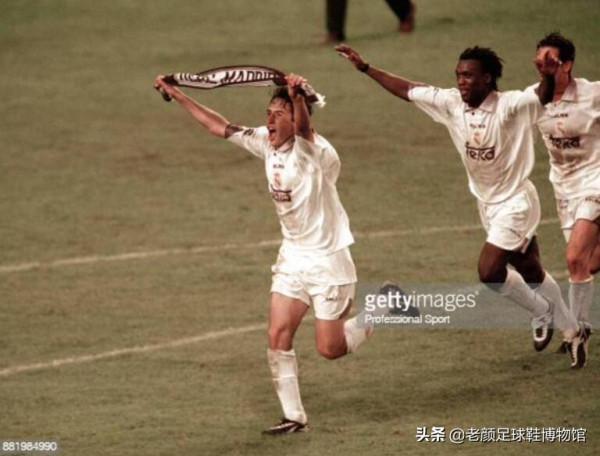 22歲兩奪歐冠，因荷蘭隊內訌失去皇馬主力位置，2400萬歐加盟國米