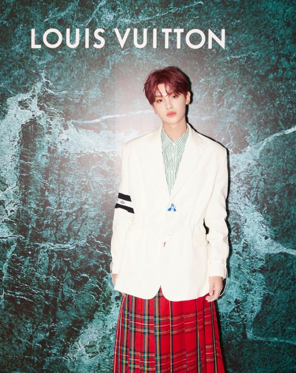 穿長裙、塗指甲油的boy黃明昊，男生還能這麼搭