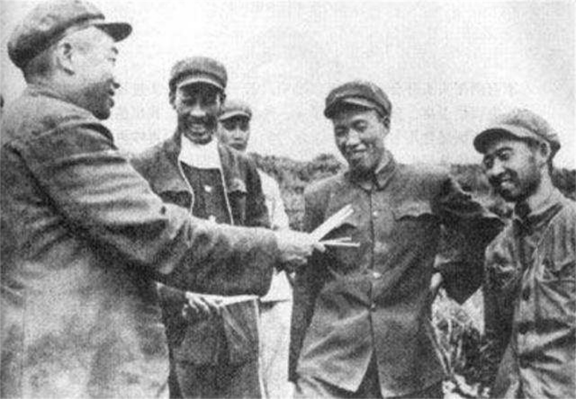 士兵違紀連開14槍，獨守陣地三天兩夜，彭老總親自下令官升三級