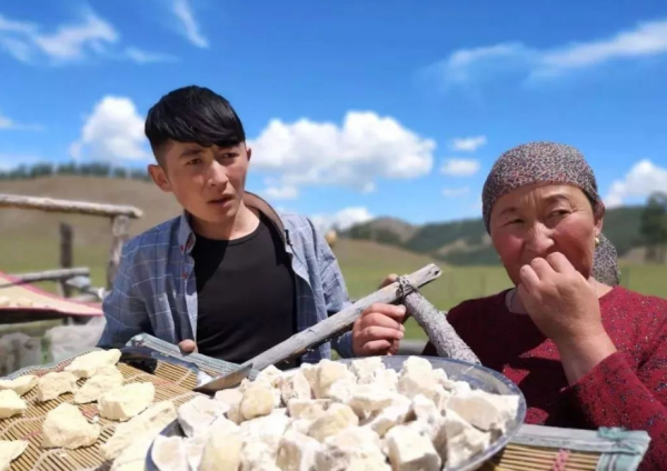 迪麗熱巴愛不釋手的酸奶疙瘩真的很難吃嗎？新疆人：沒見過世面