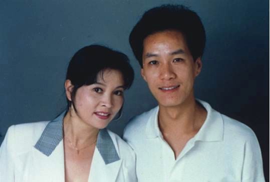 馮遠征：娶大8歲梁丹妮，婚後寵妻28年，如今年過半百滿是遺憾