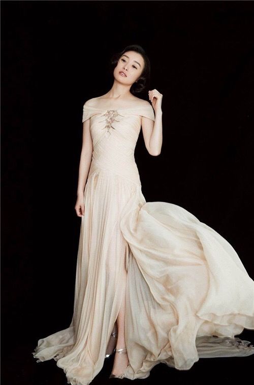 吳越認真打扮好驚豔!刻在骨子裡的美,穿“鑲鑽絲絨裙”優雅貴氣 吳越認真打扮好驚豔!刻在骨子裡的美,穿“鑲鑽絲絨裙”優雅貴氣