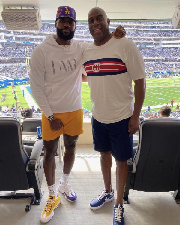 魔術師轉發與詹姆斯合影：9個總冠軍，7個MVP，7個FMVP